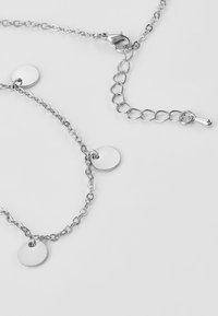 Collana in argento con dischi rotondi lucidati, chiusura a moschettone e lunghezza regolabile con una piccola catena di estensione.