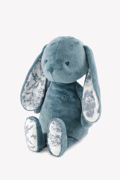 Παιχνίδι λαγού με απαλή μπλε γούνα, εσωτερικά αυτιά με λευκό φόντο και λουλουδάτο σχέδιο, καθώς και κεντημένο πρόσωπο με στρογγυλά μάτια.