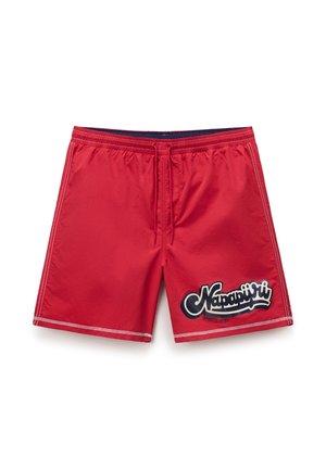 Czerwone spodenki kąpielowe z białym przeszyciem, elastycznym pasem, sznurkiem do regulacji i logo "Napapijri Since 1987" na dolnej prawej nodze.