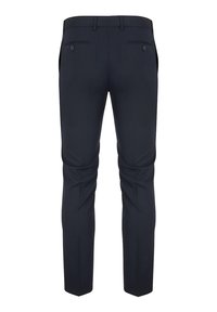 Slim-fit czarne spodnie o gładkiej teksturze, z dwiema tylnymi kieszeniami i subtelnymi detalami w szwach. Wykonane z lekkiego materiału.