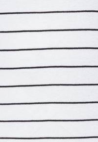 Tecido branco com riscas pretas horizontais. As riscas são iguais e uniformes em largura. Textura suave com uma aparência macia.