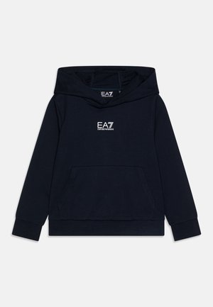 Hoodie bleu marine fabriqué en tissu doux, avec une poche kangourou à l'avant, des manches larges et un logo blanc imprimé sur la poitrine.