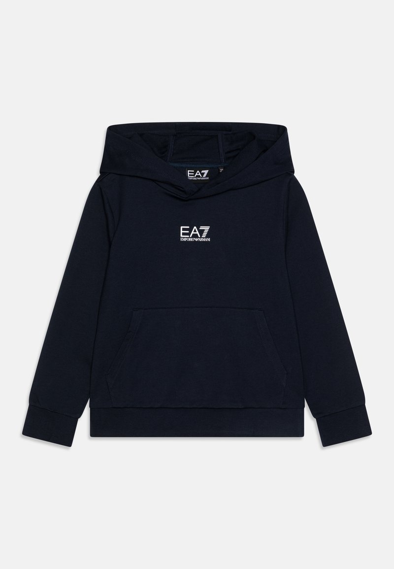 Námornícka modrá mikina s kapucňou vyrobená z mäkkého materiálu, s prednou klokankou, širokými rukávmi a potlačeným bielym logom na hrudi.