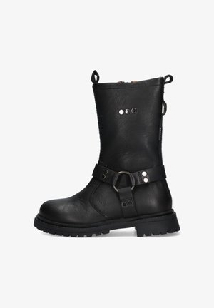 Bota de cuero negro de media caña con punta redonda, suela resistente, correa ajustable con anillo metálico y lengüetas en la parte superior y trasera.