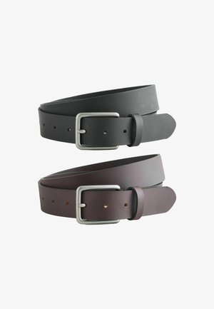 Dwa skórzane paski, jeden czarny, a drugi ciemnobrązowy, każdy z prostokątną, srebrną sprzączką i wieloma otworami do regulacji. Gładka faktura.