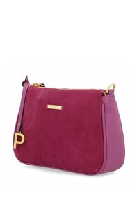 Piccola borsa a tracolla in microfibra viola e pelle con zip dorata, ciondolo dorato a forma di "P" e placchetta dorata rettangolare con il marchio sul davanti.