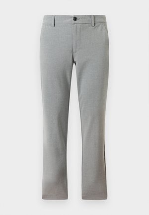 Pantalons de costume gris clair ajustés pour hommes avec passants de ceinture, bouton avant et poches latérales, présentés sur un fond blanc.