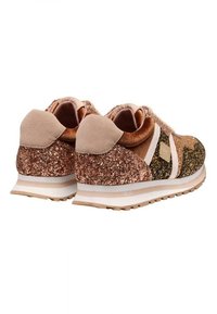 Sneaker con un design glitterato rosa oro e nero, dotate di un morbido tacco in suede, colletto imbottito e suola in gomma bianca.
