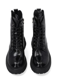 Czarne botki za kostkę o błyszczącej powierzchni, z metalowymi oczkami, sznurowanym przodem i masywną podeszwą. Zawierają pętelkę ułatwiającą zakładanie.