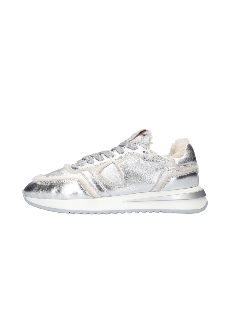 Zilverkleurige metallic sneaker met een gestructureerde afwerking, zachte beige accenten en een gevoerde kraag. Voorzien van een witte chunky zool en grijze veters.