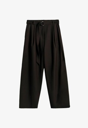 Fekete, magas derekú, bő szárú nadrág ráncokkal és egy hozzáillő, ezüst D-betétes csattal ellátott anyagszíjjal.