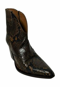 Botín de cuero con patrón de piel de serpiente marrón, punta puntiaguda, cremallera lateral y tacón medio acabado en punta.