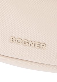 Beige Stofftasche mit strukturierter Oberfläche und erhabenem "BOGNER"-Logo. Verfügt über eine geschwungene Form und ein minimalistisches Design.