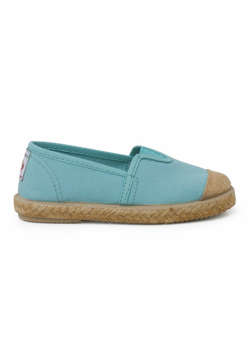 Pantof de tip slip-on din pânză ușor albastră, cu garnitură din sfoară de jute și vârf rotund de culoare bej. Prezintă panouri laterale elastice pentru a fi ușor de purtat.