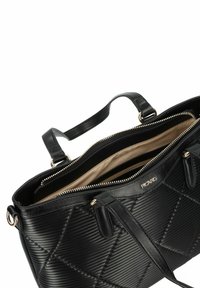 Borsa a tracolla nera trapuntata realizzata in pelle texturizzata, con chiusura a zip, manici doppi e un interno dai colori chiari. Dettagli in hardware dorato.
