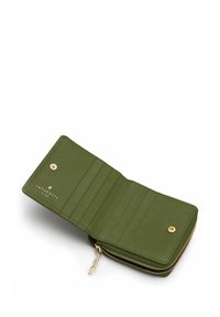 Portefeuille en cuir texturé vert avec fermeture à glissière, doté de plusieurs emplacements pour cartes et d'un accent en bouton pression doré. Intérieur doublé.