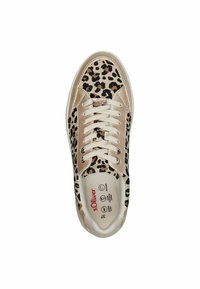 Sneaker con stampa leopardata e tomaia in pelle beige, suola in gomma bianca e dettagli beige. Dotato di lacci bianchi e soletta con logo.