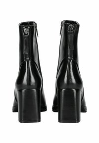 Botas de tobillo de cuero negro con un acabado brillante, que presentan un tacón cuadrado alto y una cremallera lateral para el cierre. Detalle texturizado en la parte posterior.