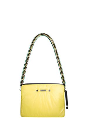 Gele rechthoekige handtas met zwarte ritssluiting en kleurrijke gevlochten schouderriem tegen een witte achtergrond.