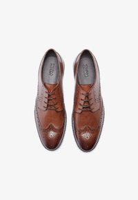 Bruine leren dresschoenen met een klassiek brogue ontwerp, wingtip details en vetersluiting, voorzien van gestructureerde accenten en een stevige zool.