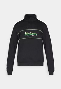 Μαύρο φούτερ με ψηλό γιακά, με κεντημένο κείμενο σε πράσινο και άσπρο και ανθισμένα διακοσμητικά στο στήθος. Ριμπ μανσέτες στα μανίκια.