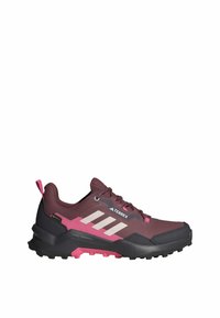 Bordeauxfarbene Wanderschuhe mit rosa Akzenten, Gummisohle, synthetisches Obermaterial, drei weiße Streifen an der Seite und eine Fersenschlaufe für einfaches An- und Ausziehen.