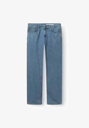 Svetlomodré riflové nohavice s priamym strihom nohavíc, piatimi vreckami a viditeľnými švami v páse a na lemovaní.