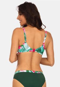 Kwiatowy biustonosz bikini w zielono-różowe wzory, z regulowanymi ramiączkami i zapięciem na hak. Zielone majtki bikini o gładkiej fakturze.