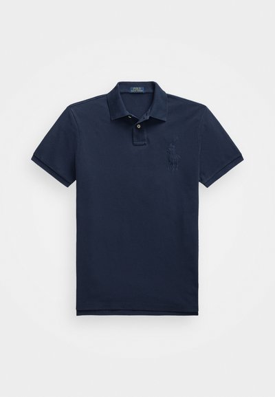Polo de manga corta azul marino hecho de algodón, con un frente de tres botones, cuello y un logo bordado en el lado izquierdo del pecho.