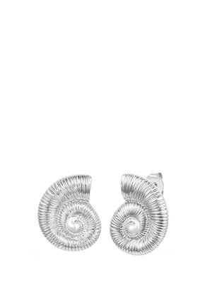 Par de pendientes de plata con forma de espirales de conchas marinas con textura acanalada y cierre de presión en un fondo blanco.