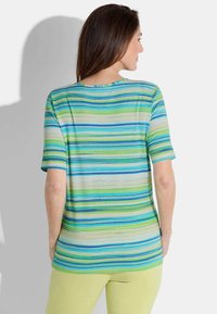 Korte mouw top met horizontale strepen in blauw, groen en beige. Lichtgewicht stof met een relaxte pasvorm en een ronde hals.