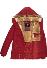Röd isolerad parka med pälsfoder i huvan, dragkedja framtill och flera fickor. Har guldfärgade detaljer och en kviltad yta.