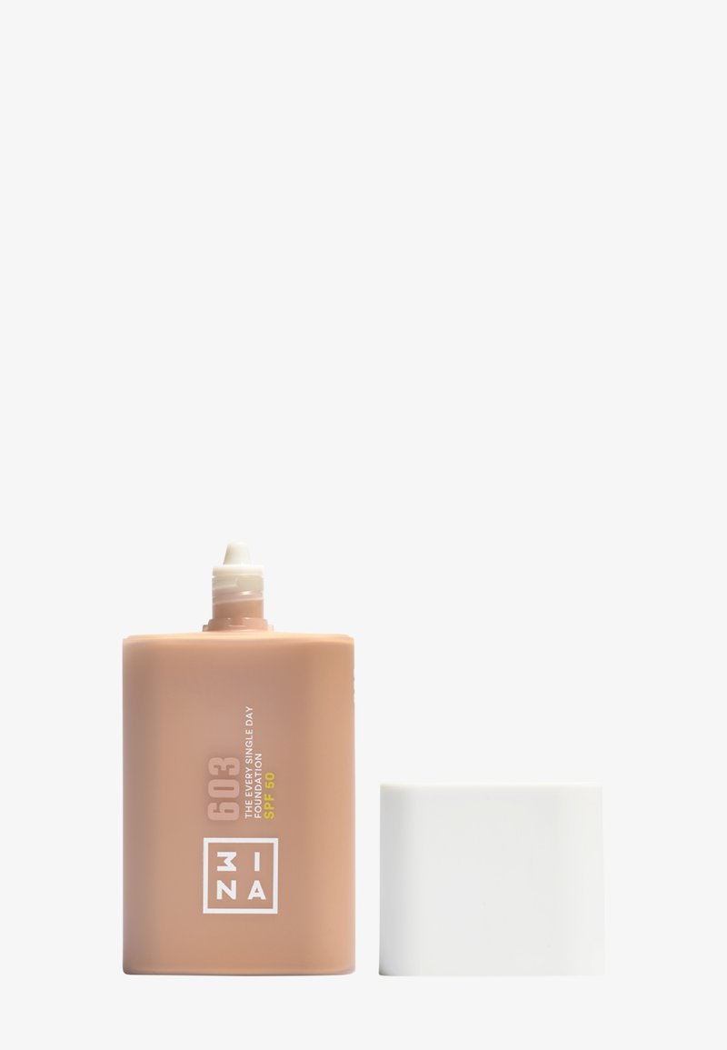 Bouteille en plastique de crème hydratante teintée, couleur bronzée avec un bouchon blanc. Présente un design rectangulaire épuré et un texte minimaliste. Contient un SPF 50.