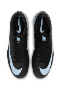 Las botas de fútbol sintéticas negras presentan un diseño elegante con un logo de Nike en azul claro. La parte superior texturizada y los cordones en contraste completan el aspecto.