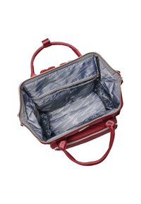 Bolso de mano sintético rojo con textura suave, cierre de cremallera y dos asas. En el interior cuenta con un forro gris claro con texto impreso y múltiples bolsillos.