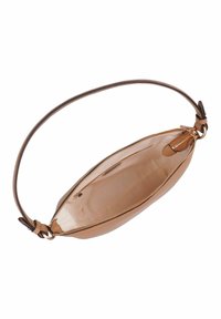 Braune Leder-Umhängetasche mit einem gebogenen, mit Reißverschluss versehenen Oberteil und einem einzelnen Schulterriemen. Das Innere ist hell und geräumig, mit einer glatten Textur.