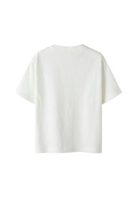 T-shirt en coton blanc avec une coupe décontractée, des manches courtes et un col rond, offrant une texture lisse sans motifs ni logos visibles.