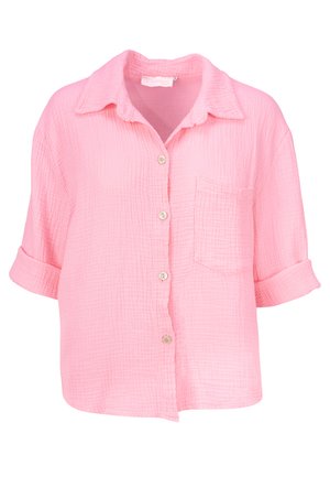 Kurzarmhemd mit Kragen aus weichem, rosa Stoff mit einem texturierten Muster. Mit einer Tasche und Knopfverschluss auf der Vorderseite.