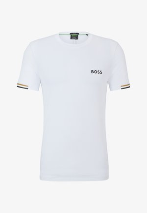 Camiseta blanca de manga corta con logo negro "BOSS" en el pecho izquierdo y rayas marrones, negras y blancas en los puños de las mangas.