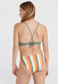 Grön bikinitopp med korslagda band och snörning bak, matchad med högmidjade underdelar i flerfärgad rand.