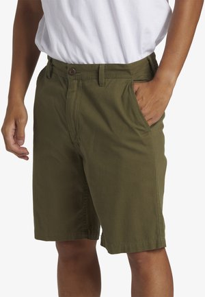 Olivgrüne Baumwollshorts mit Knopfverschluss, Seitentaschen und einer lässigen Passform, mit einem sauberem Saum und ohne sichtbare Muster.
