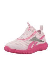 Zapato deportivo de malla rosa claro con una suela gruesa rosa. Cuenta con correas elásticas, acentos grises y una lengüeta en el talón para facilitar el uso.