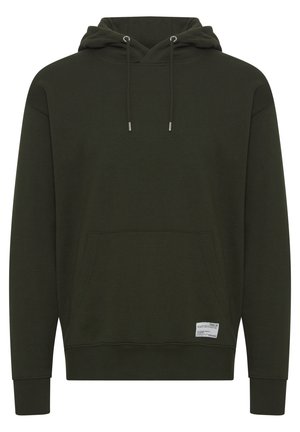 Ciemnozielona bluza z kapturem wykonana z miękkiego materiału, z przednią kieszenią typu kangurka, kapturem ze sznurkiem oraz ściągaczami przy mankietach i u dołu. Metka na dolnym lewym boku.