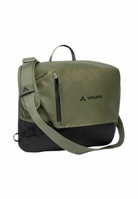 Bolso mensajero verde y negro hecho de tela resistente, con un diseño estructurado, correa ajustable, asa superior y bolsillo con cremallera en la parte frontal.
