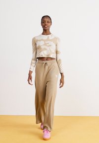 Puma CLASSICS ARTISANAL BABY TEE - Hosszú ujjú felső - desert dust