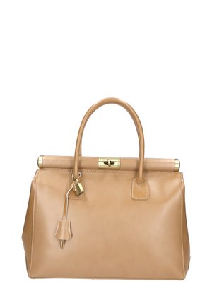 Borsa in pelle color tan con forma strutturata, hardware dorato, doppi manici e un accento a forma di lucchetto. Texture liscia e dettagli di cucitura minimi.