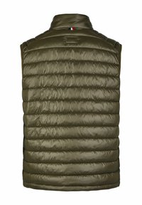 Olivgrüne, gepolsterte Weste mit hohem Kragen, ausgestattet mit horizontalen Stepptexturen und einem kleinen Trikolore-Fahnenakzent auf der Rückseite.