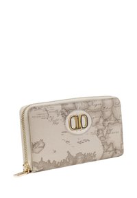 Portafoglio in pelle beige con design della mappa del mondo, zip e hardware dorati, e un logo circolare con lettere intrecciate sul davanti.