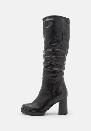 Botte noire montant jusqu'au genou en cuir lisse avec des détails froncés, un talon bloc épais et un bout arrondi.