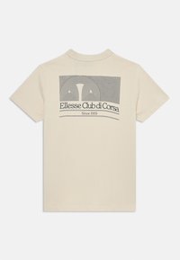 Kremo spalvos medvilnės marškinėliai su juodu grafikiniu spaudiniu ant nugaros, kuriame pavaizduotos linijos ir tekstas "Ellesse Club di Corsa Since 1959".